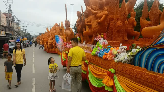 ชาวโคราช คึกคัก!! ชมขบวนเทียนพรรษาจ่าแซม