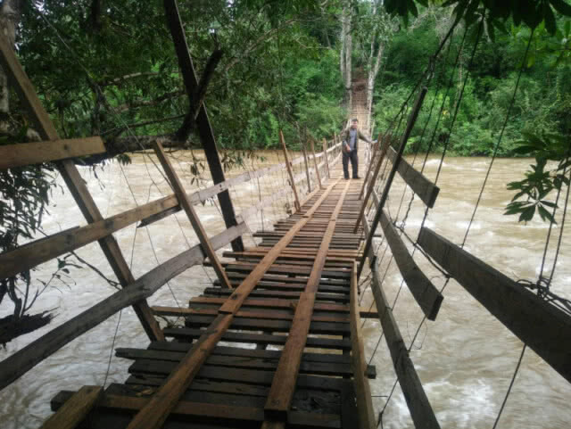 ทีมกู้ภัยไทยเผย บ้านหินลาด บ้านท่าหิน แขวงอัตตะปืออ่วมสุด น้ำมิดหลังคาบ้าน