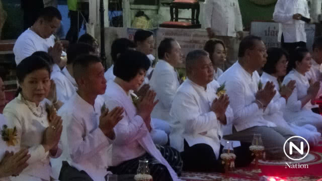 ผู้ว่าฯพะเยา นำปชช.นั่งเรือพายเวียนเทียนทางน้ำรอบวัดติโลกอารามกลางกว๊านพะเยา