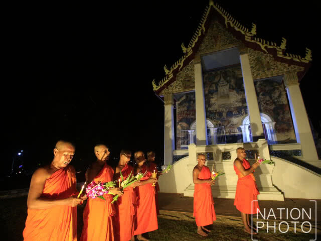 ประชาชนรวมกันเวียนเทียนเนื่องในวันอาสาฬหบูชาที่อุทัยธานี (ชมภาพชุด)