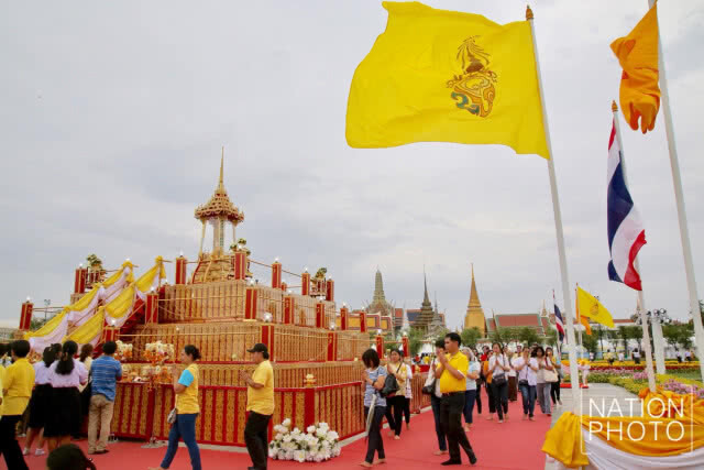 ประชาชนร่วมเวียนเทียน ณ มณฑลพิธีท้องสนามหลวง