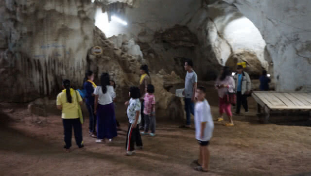 ชาวสุวรรณคูหาทำบุญในถ้ำ สัปดาห์วันอาสาฬหบูชา-เข้าพรรษา