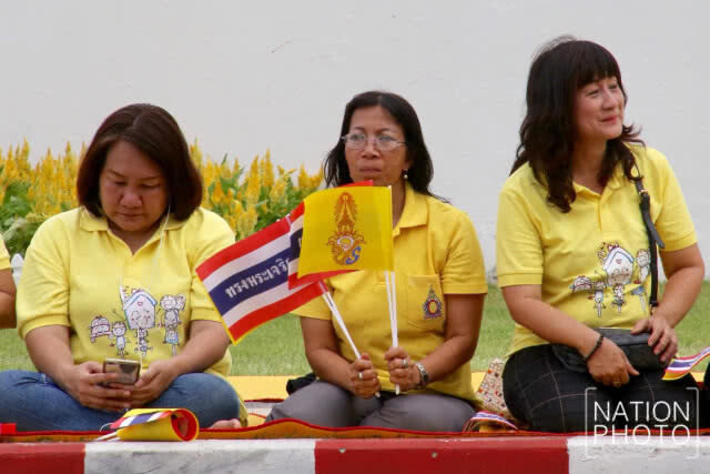 ประชาชนเฝ้ารับเสด็จ สมเด็จพระเจ้าอยู่หัว