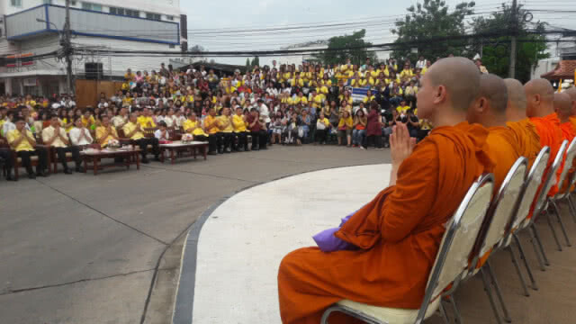 หนึ่งเดียวในโลก!! ตักบาตรพระสงฆ์ 67 รูปบนหลังช้าง วันอาสาฬหบูชา-เข้าพรรษา