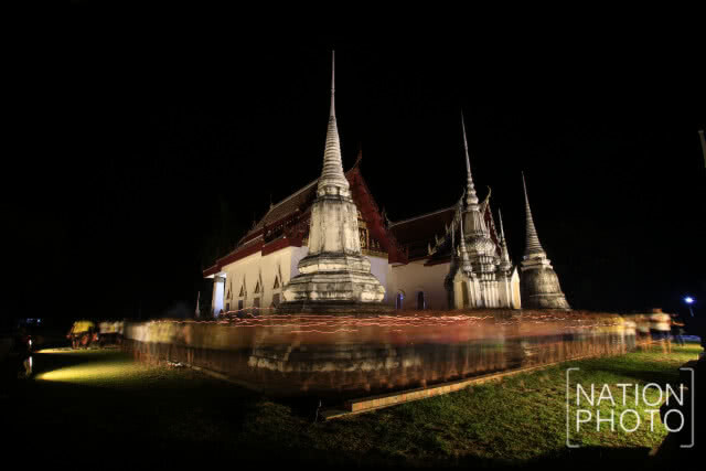 ประชาชนรวมกันเวียนเทียนเนื่องในวันอาสาฬหบูชาที่อุทัยธานี (ชมภาพชุด)