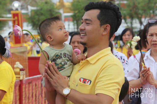 ประชาชนร่วมเวียนเทียน ณ มณฑลพิธีท้องสนามหลวง