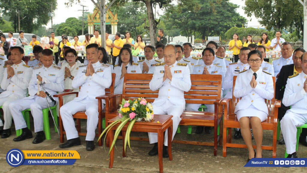 ชาววิเชียรบุรีร่วมทำบุญตักบาตร ข้าวสารอาหารแห้ง ถวายเป็นพระราชกุศลแด่สมเด็จพระเจ้าอยู่หัว