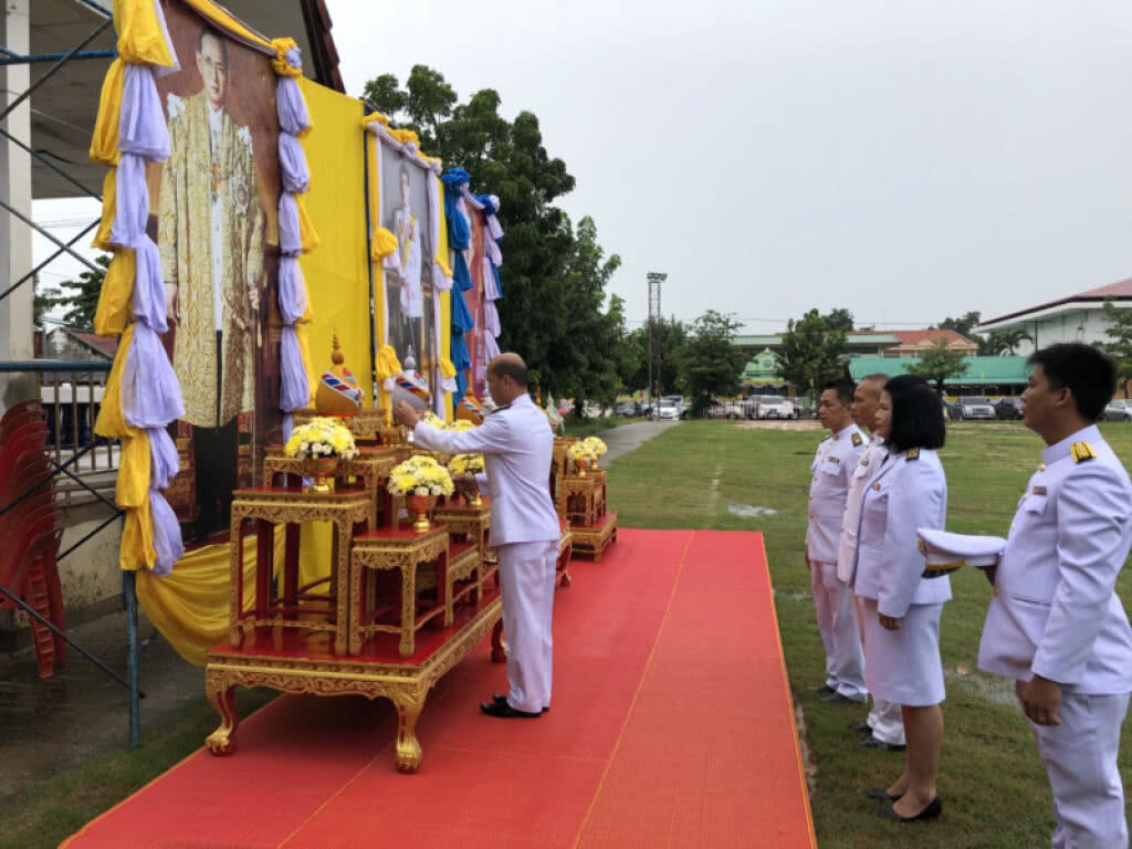 ปลูกต้นรวงผึ้ง ทำบุญใส่บาตร สดุดีมหาราชา ประกาศงดเหล้า