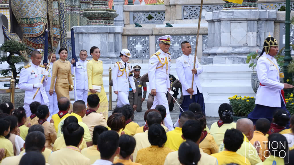 สมเด็จพระเจ้าอยู่หัว เสด็จฯ ทรงเปลี่ยนเครื่องทรงพระแก้วมรกต