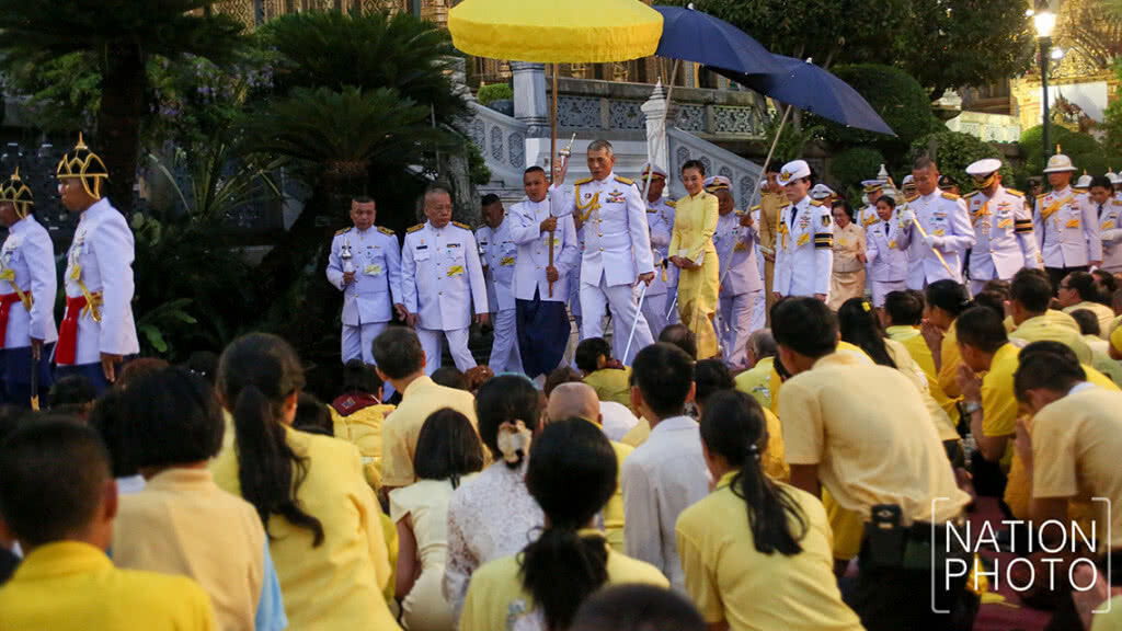 สมเด็จพระเจ้าอยู่หัวทรงพระสุหร่ายน้ำพระพุทธมนต์แก่ประชาชน สมเด็จพระเจ้าอยู่หัวทรงพระสุหร่ายน้ำพระพุทธมนต์แก่ประชาชน