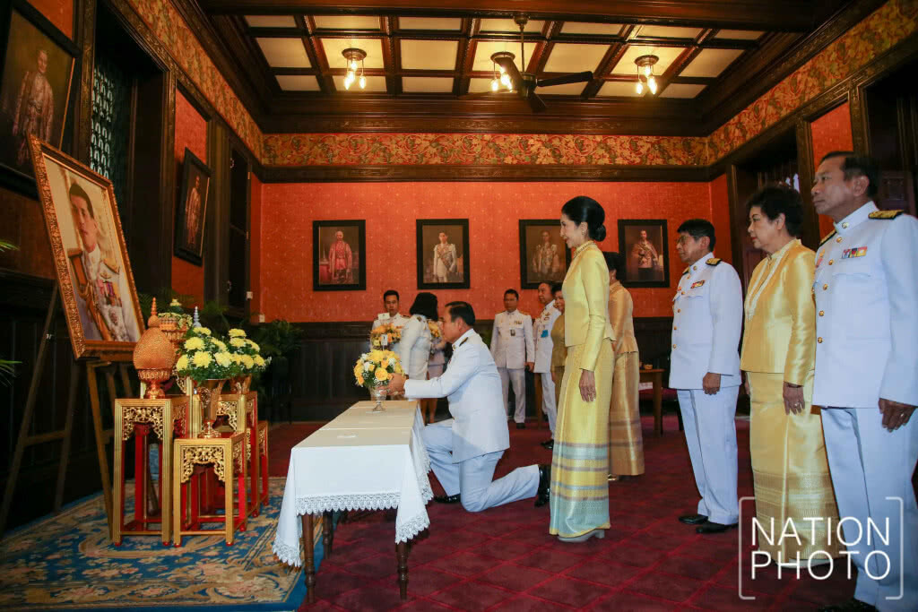 นายกฯ ลงนามถวายพระพร ร.10 นายกฯ ลงนามถวายพระพร ร.10