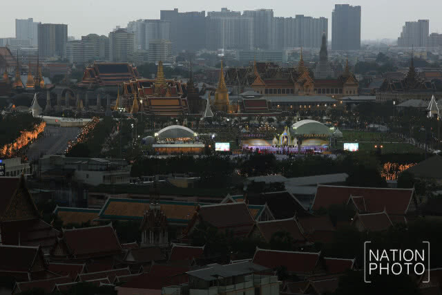 ภาพมุมสูง : พิธีถวายเครื่องราชสักการะ จุดเทียนถวายพระพรชัยมงคล สมเด็จพระเจ้าอยู่หัว