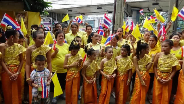 ชาวตลาดเฉลิมลาภถวายพระพรในหลวงร.10