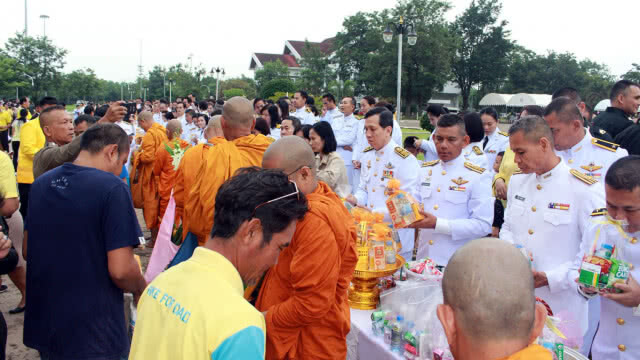 พสกนิกรสระแก้วร่วมทำบุญตักบาตรฯ ถวายเป็นพระราชกุศล