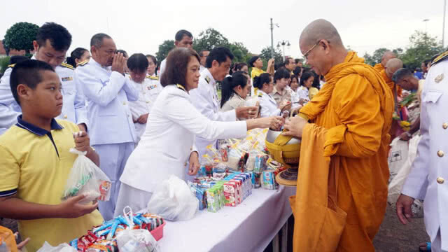 พสกนิกรสระแก้วร่วมทำบุญตักบาตรฯ ถวายเป็นพระราชกุศล