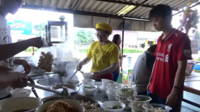 ร้านก๋วยเตี๋ยว แจกฟรี วันเฉลิมพระชนมพรรษา ร.10