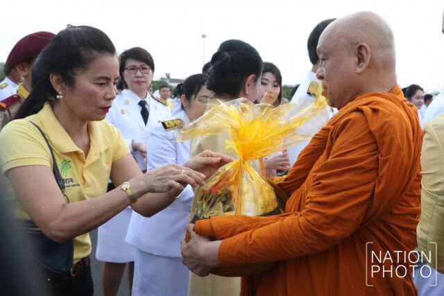"บิ๊กตู่" นำครม.ทำบุญตักบาตร