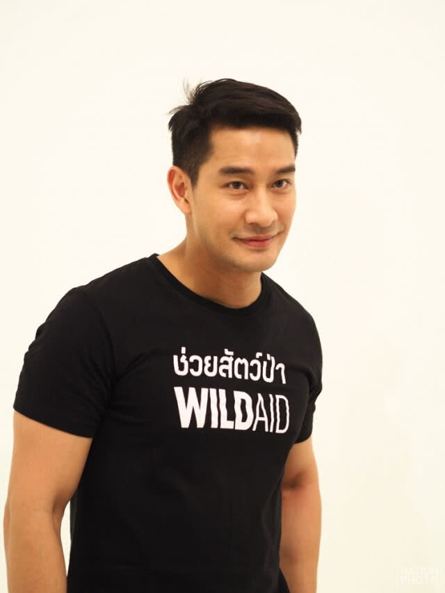 คนอินละครจัด!! เอาเท้าทาบหน้า 'ป้อง-ณวัฒน์'