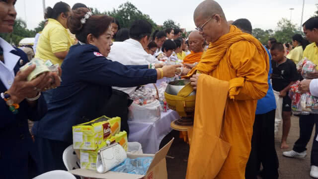 พสกนิกรสระแก้วร่วมทำบุญตักบาตรฯ ถวายเป็นพระราชกุศล