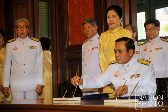 นายกฯ ลงนามถวายพระพร ร.10