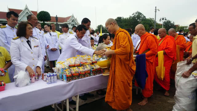 พสกนิกรสระแก้วร่วมทำบุญตักบาตรฯ ถวายเป็นพระราชกุศล
