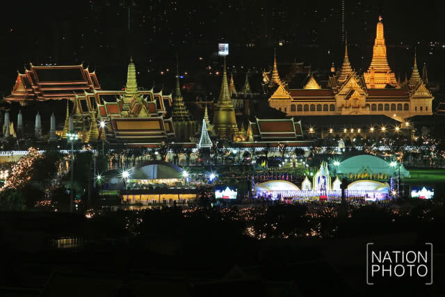 ภาพมุมสูง : พิธีถวายเครื่องราชสักการะ จุดเทียนถวายพระพรชัยมงคล สมเด็จพระเจ้าอยู่หัว