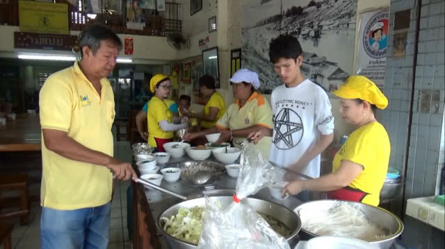 ร้านก๋วยเตี๋ยว แจกฟรี วันเฉลิมพระชนมพรรษา ร.10