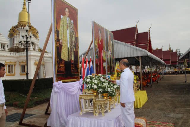 ชาววิเชียรบุรีร่วมทำบุญตักบาตร ข้าวสารอาหารแห้ง ถวายเป็นพระราชกุศลแด่สมเด็จพระเจ้าอยู่หัว