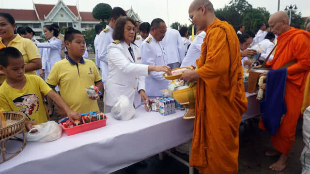 พสกนิกรสระแก้วร่วมทำบุญตักบาตรฯ ถวายเป็นพระราชกุศล