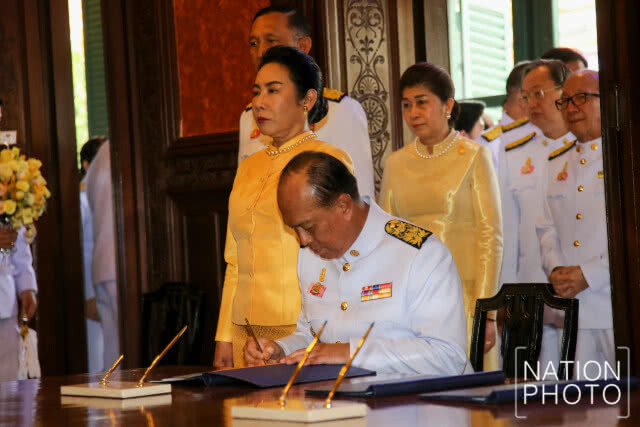 นายกฯ ลงนามถวายพระพร ร.10
