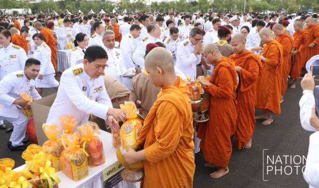 "บิ๊กตู่" นำครม.ทำบุญตักบาตร