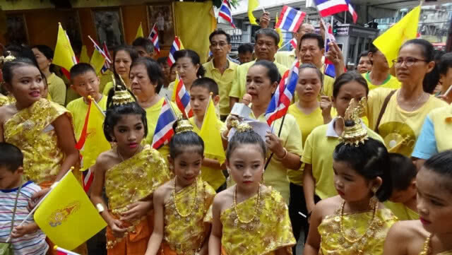 ชาวตลาดเฉลิมลาภถวายพระพรในหลวงร.10