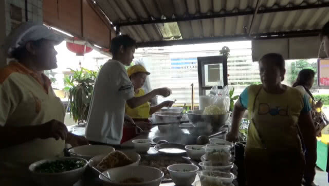 ร้านก๋วยเตี๋ยว แจกฟรี วันเฉลิมพระชนมพรรษา ร.10