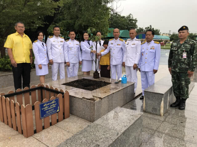 ปลูกต้นรวงผึ้ง ทำบุญใส่บาตร สดุดีมหาราชา ประกาศงดเหล้า