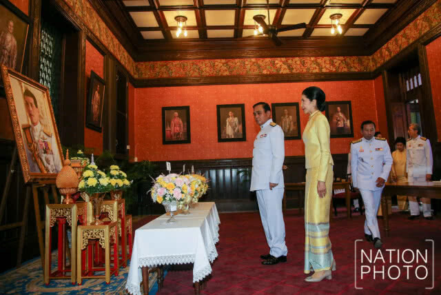 นายกฯ ลงนามถวายพระพร ร.10