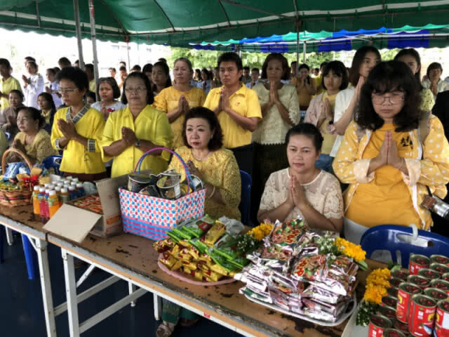 ปลูกต้นรวงผึ้ง ทำบุญใส่บาตร สดุดีมหาราชา ประกาศงดเหล้า