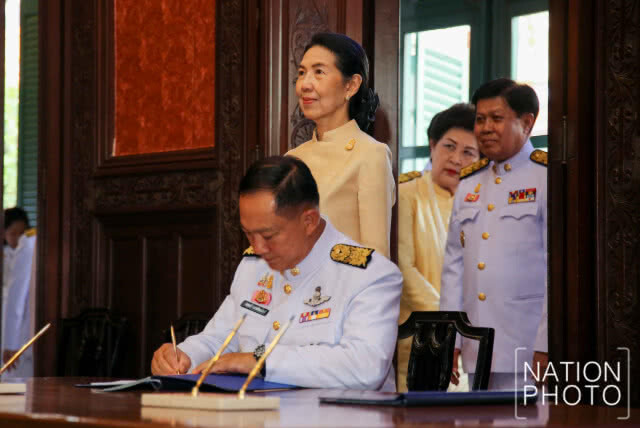 นายกฯ ลงนามถวายพระพร ร.10
