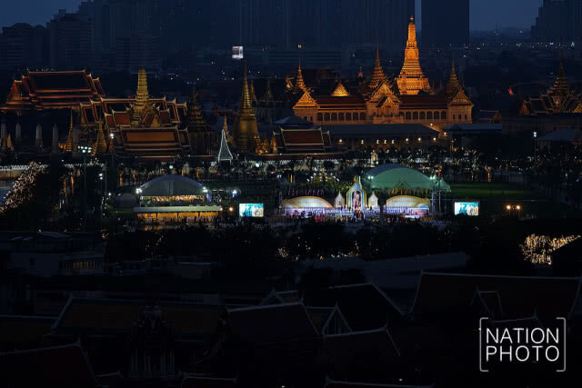 ภาพมุมสูง : พิธีถวายเครื่องราชสักการะ จุดเทียนถวายพระพรชัยมงคล สมเด็จพระเจ้าอยู่หัว