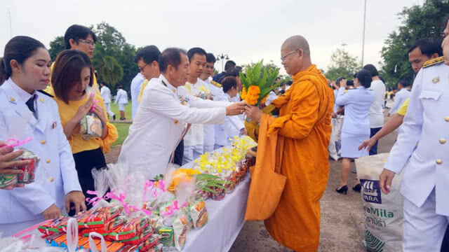 พสกนิกรสระแก้วร่วมทำบุญตักบาตรฯ ถวายเป็นพระราชกุศล