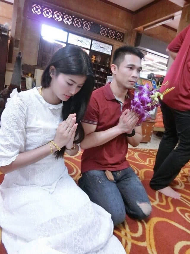 ศรีสะเกษ ควงแฟนสาว เดินสายทำบุญ 9 วัด ก่อนสละโสด