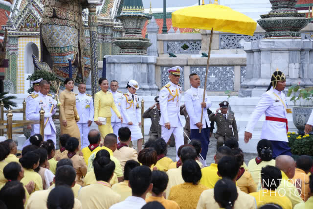 สมเด็จพระเจ้าอยู่หัว เสด็จฯ ทรงเปลี่ยนเครื่องทรงพระแก้วมรกต