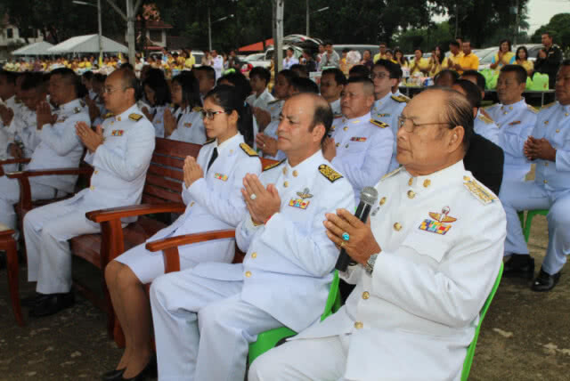 ชาววิเชียรบุรีร่วมทำบุญตักบาตร ข้าวสารอาหารแห้ง ถวายเป็นพระราชกุศลแด่สมเด็จพระเจ้าอยู่หัว