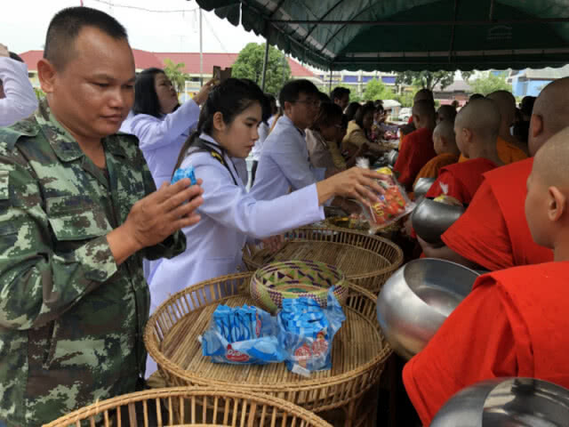 ปลูกต้นรวงผึ้ง ทำบุญใส่บาตร สดุดีมหาราชา ประกาศงดเหล้า