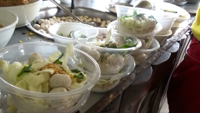 ร้านก๋วยเตี๋ยว แจกฟรี วันเฉลิมพระชนมพรรษา ร.10