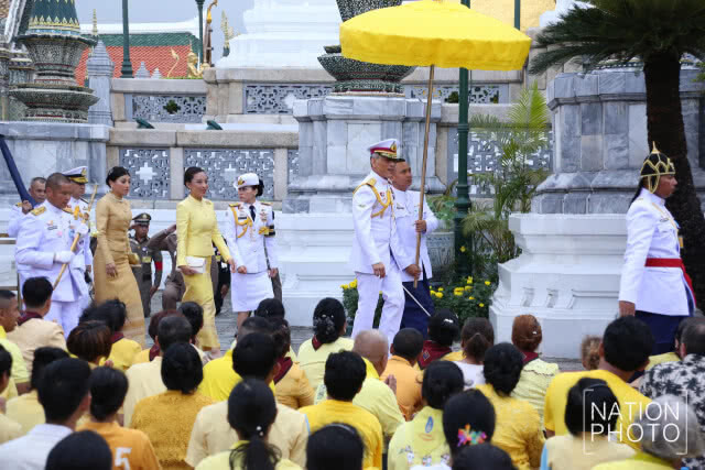 สมเด็จพระเจ้าอยู่หัว เสด็จฯ ทรงเปลี่ยนเครื่องทรงพระแก้วมรกต