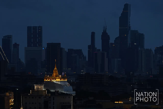 ภาพมุมสูง : พิธีถวายเครื่องราชสักการะ จุดเทียนถวายพระพรชัยมงคล สมเด็จพระเจ้าอยู่หัว