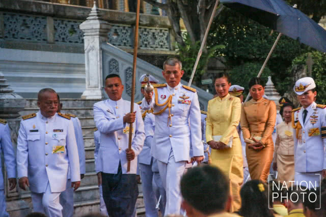 สมเด็จพระเจ้าอยู่หัวทรงพระสุหร่ายน้ำพระพุทธมนต์แก่ประชาชน
