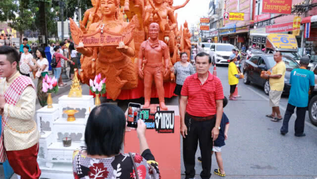 ปชช.แห่เซลฟี่รูปแกะสลักเทียน"จ่าแซม"วีรบุรุษถ้ำหลวง