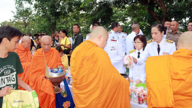 พสกนิกรสระแก้วร่วมทำบุญตักบาตรฯ ถวายเป็นพระราชกุศล