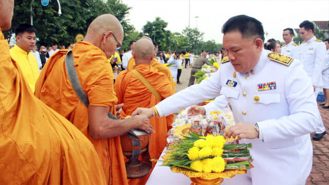 พสกนิกรสระแก้วร่วมทำบุญตักบาตรฯ ถวายเป็นพระราชกุศล